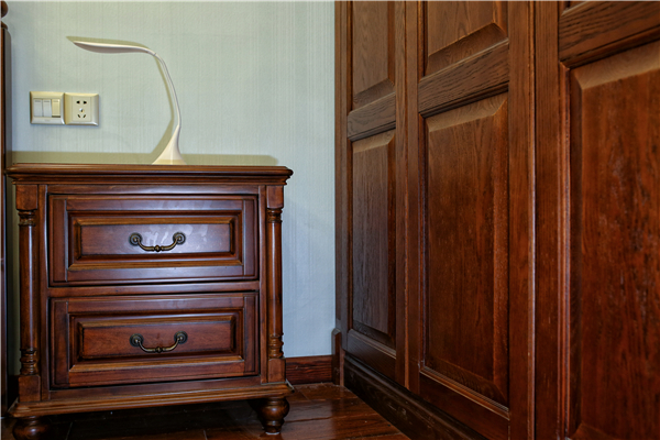 30134604abf6c4926a6842.jpg 床頭柜特寫.JPG