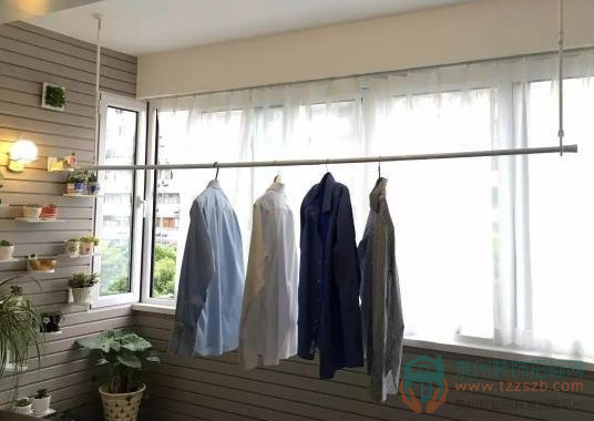 陽臺別傻傻掛晾衣桿了，聰明人都用它，太實用了！