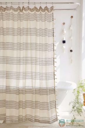 仙氣十足的浴簾，和復古浴缸十分相配